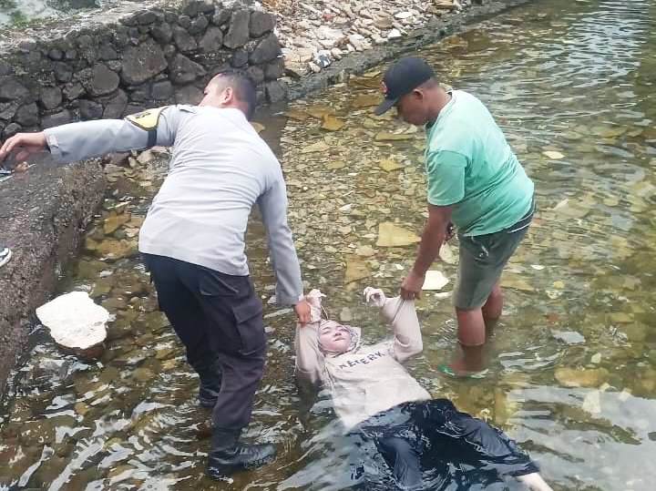 Sosok mayat perempuan dievakuasi dari danau Maninjau oleh petugas Kepolisian dan warga